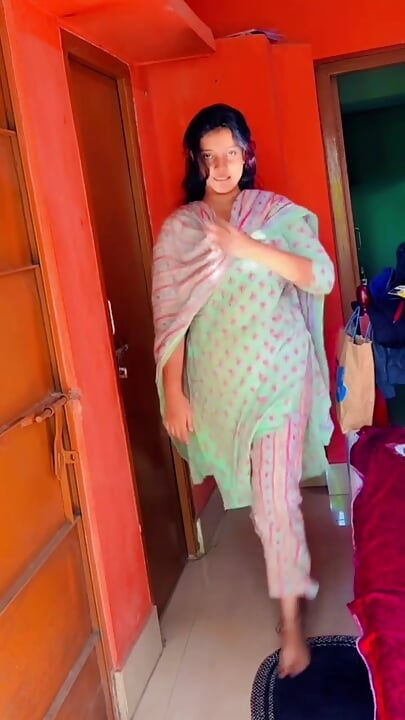 Hot bhabhi ki chudai chut with saree removing